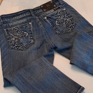 Miss Me distressed capris Size 27🦋💋